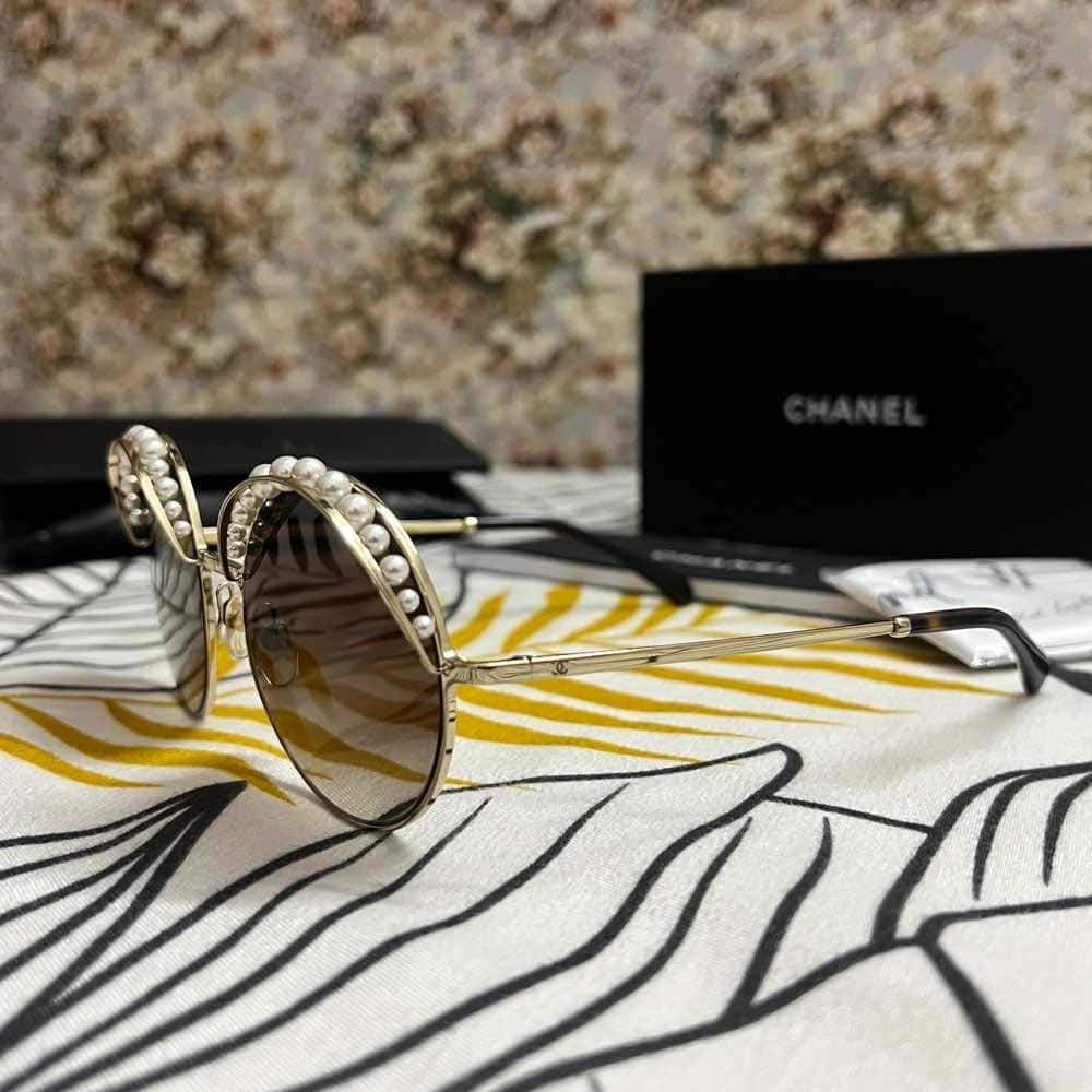 Chanel Pearl Round Sunglasses Gold Stainless steel Polycarbonate Very good - Model View