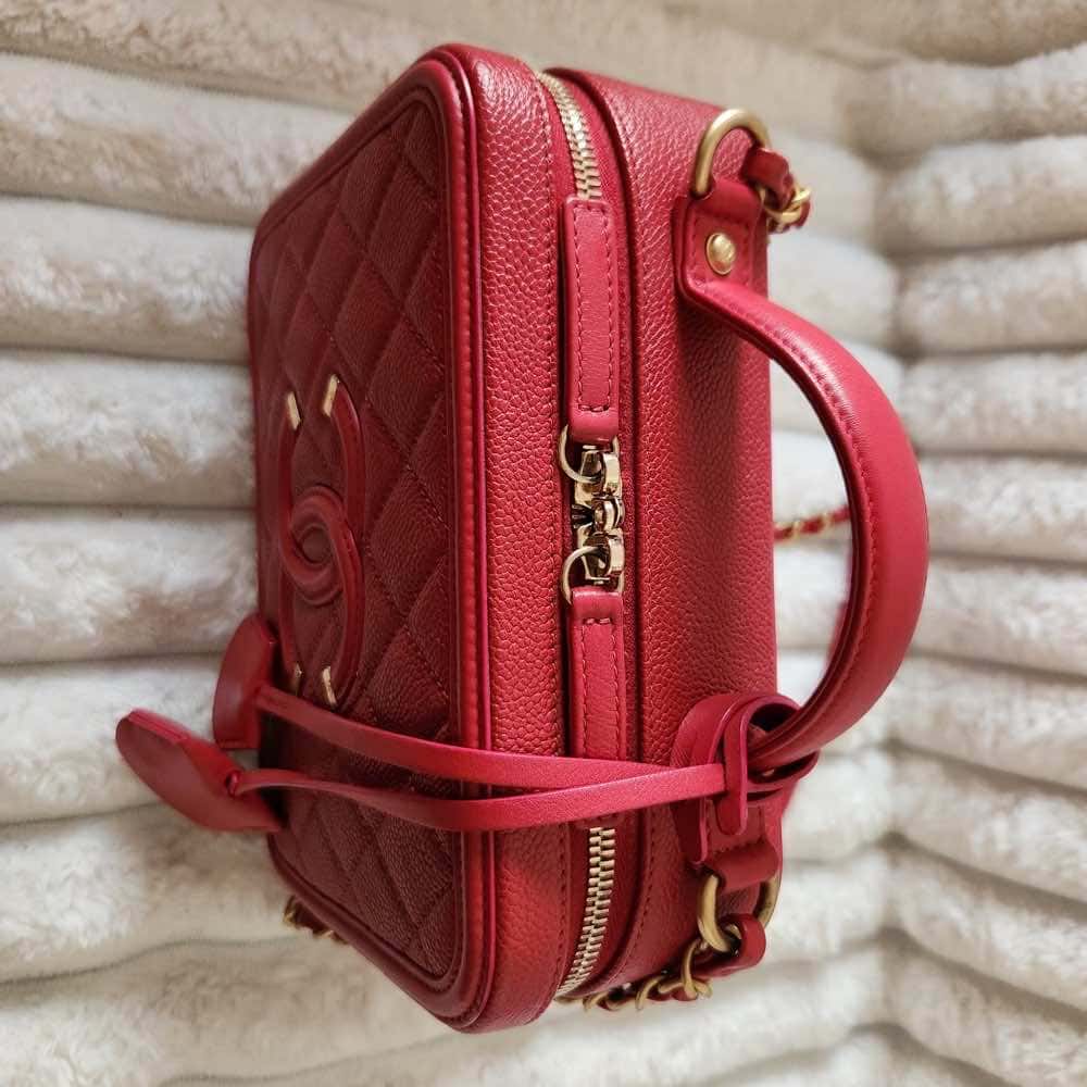 Chanel Filigree Vanity Case Red Leather Gold Very good - Box View