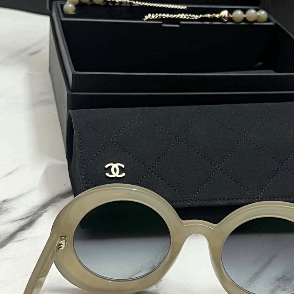 Chanel Round Camel Acetate Glass Never worn - Model View