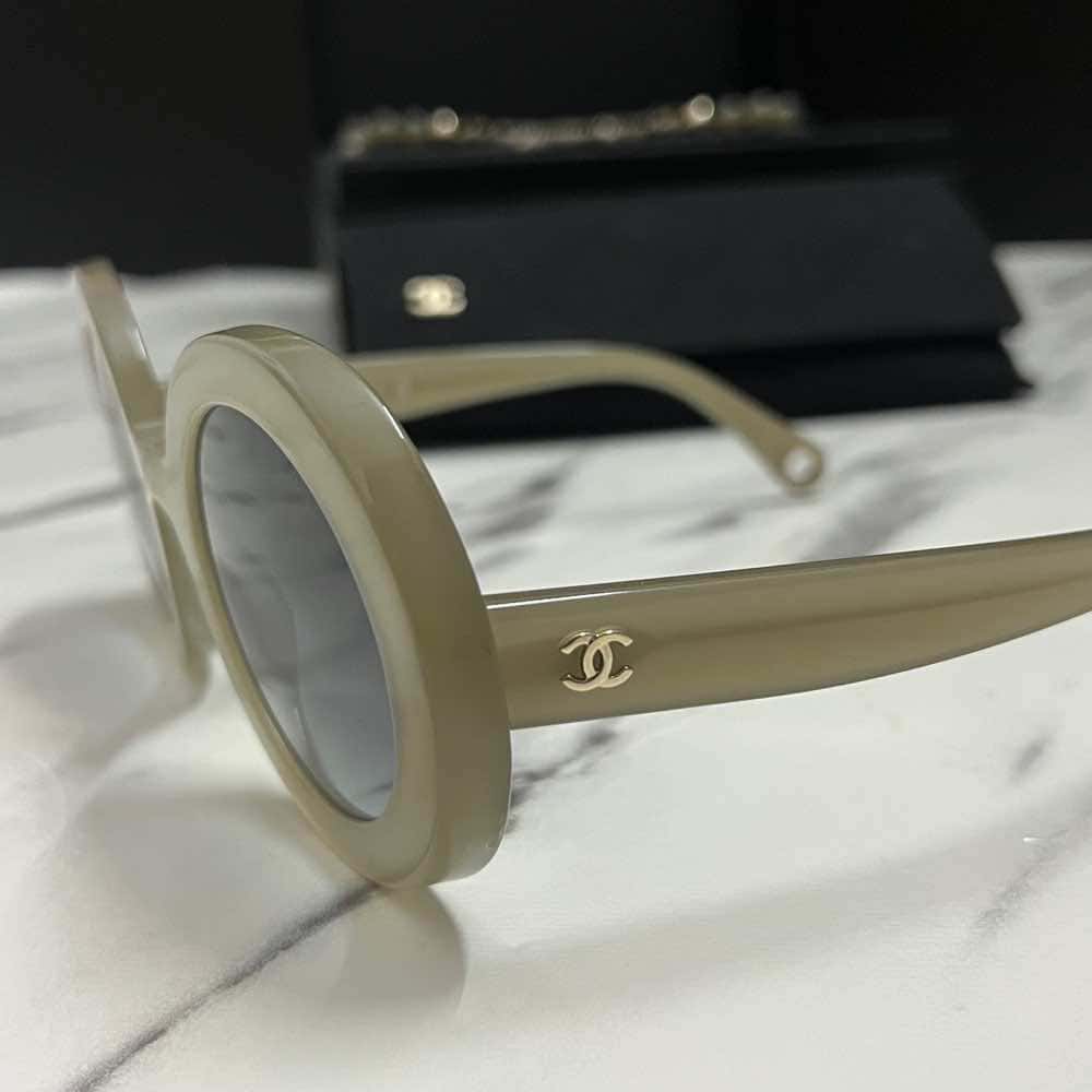 Chanel Round Camel Acetate Glass Never worn - Box View
