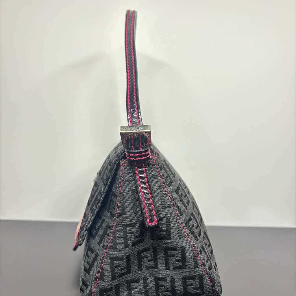 Fendi Baguette Black Canvas Leather Very good condition - Box View