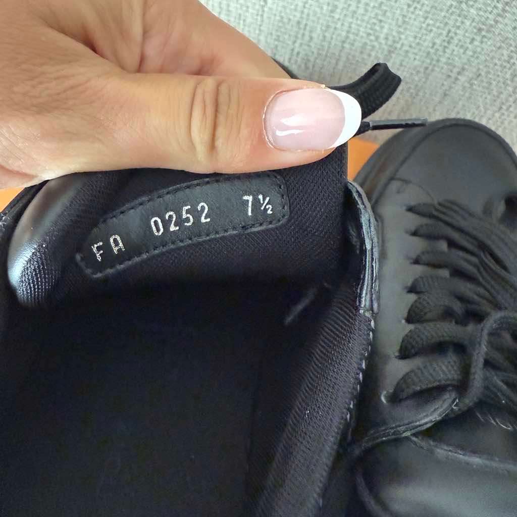 Louis Vuitton LV Trainers Black Leather Very good condition - Box View