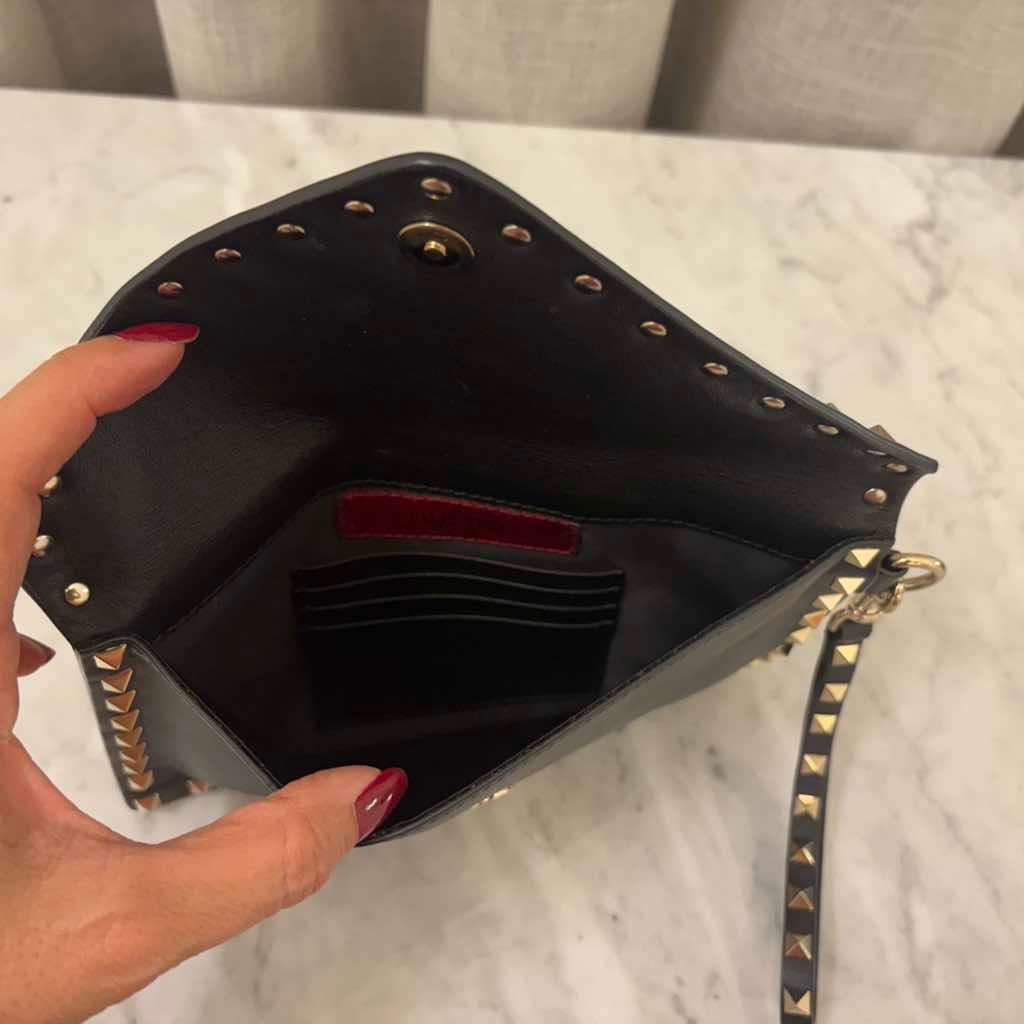 Valentino Garavani Rockstud Clutch Black Leather Gold Very good condition - Inside View