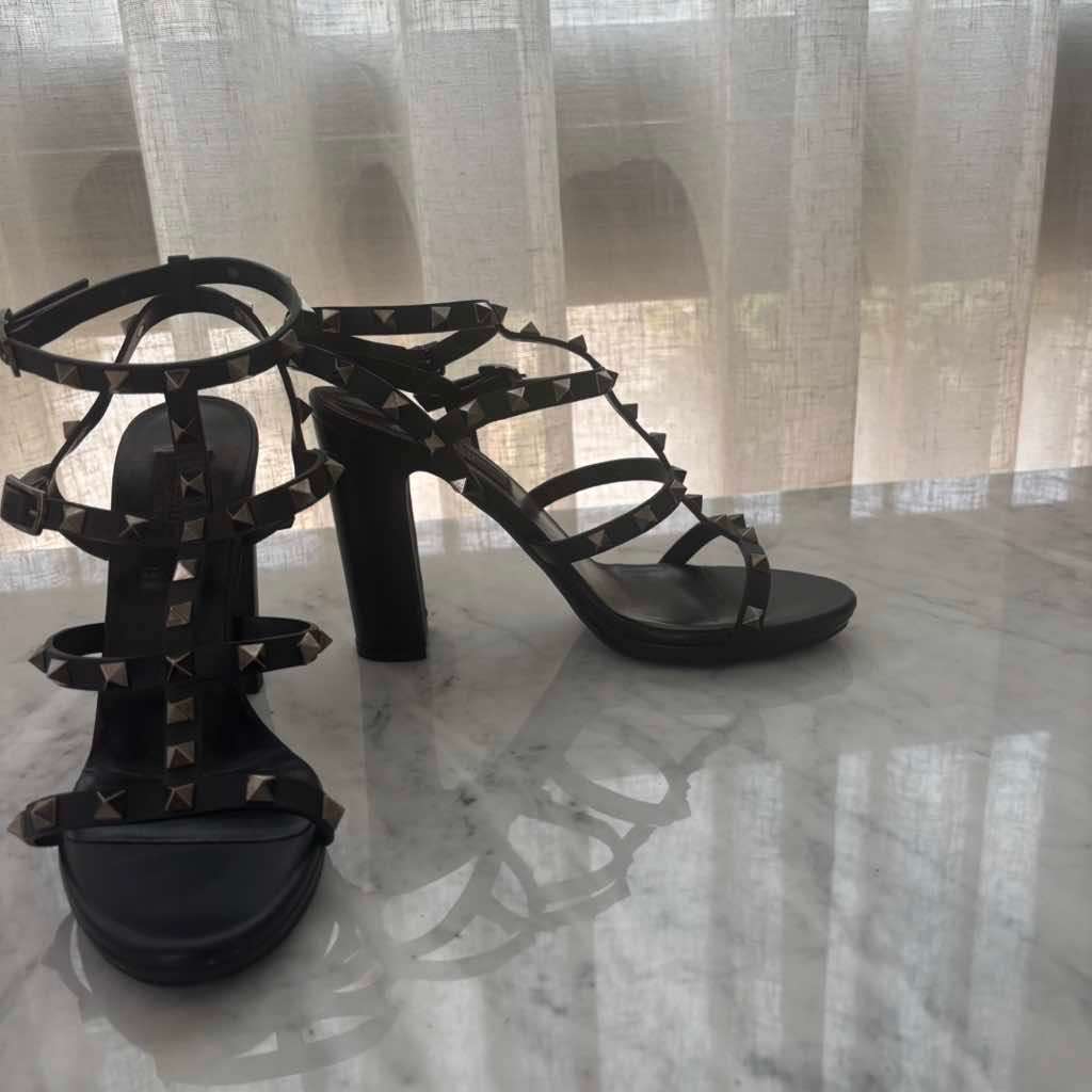 Valentino Garavani Rockstud Black Leather Very good condition - Model View