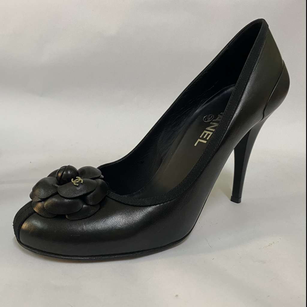 Chanel Camellia CC Pumps 40c Black Leather Very good condition - Back View