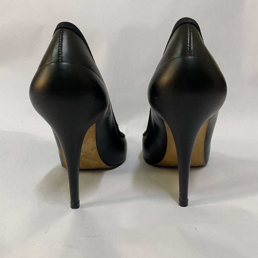 Chanel Camellia CC Pumps 40c Black Leather Very good condition - Model View