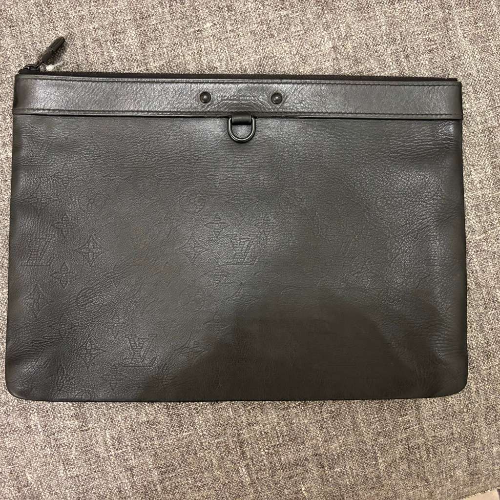 Louis Vuitton Shadow Discovery Clutch Black Leather Very good condition - Box View