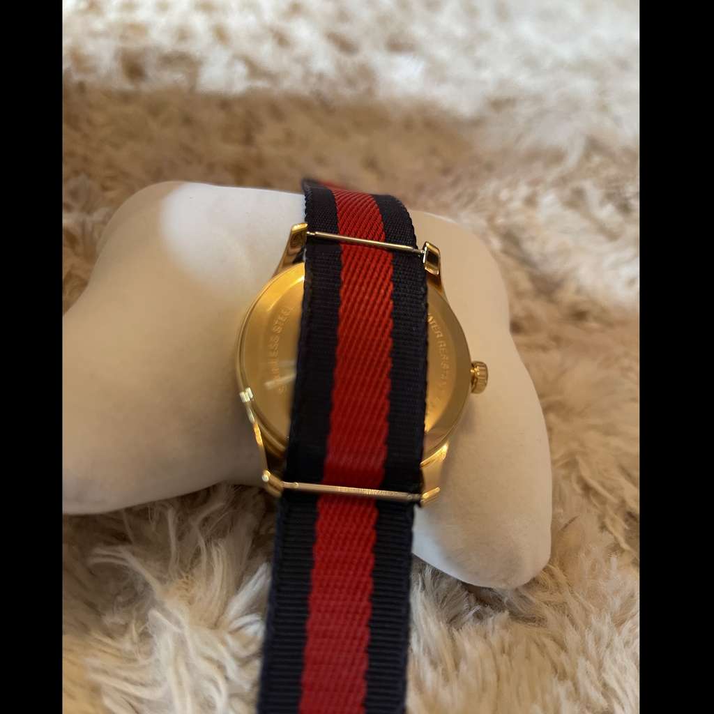 Gucci Beautiful Gucci Watch Gold Never worn - Box View