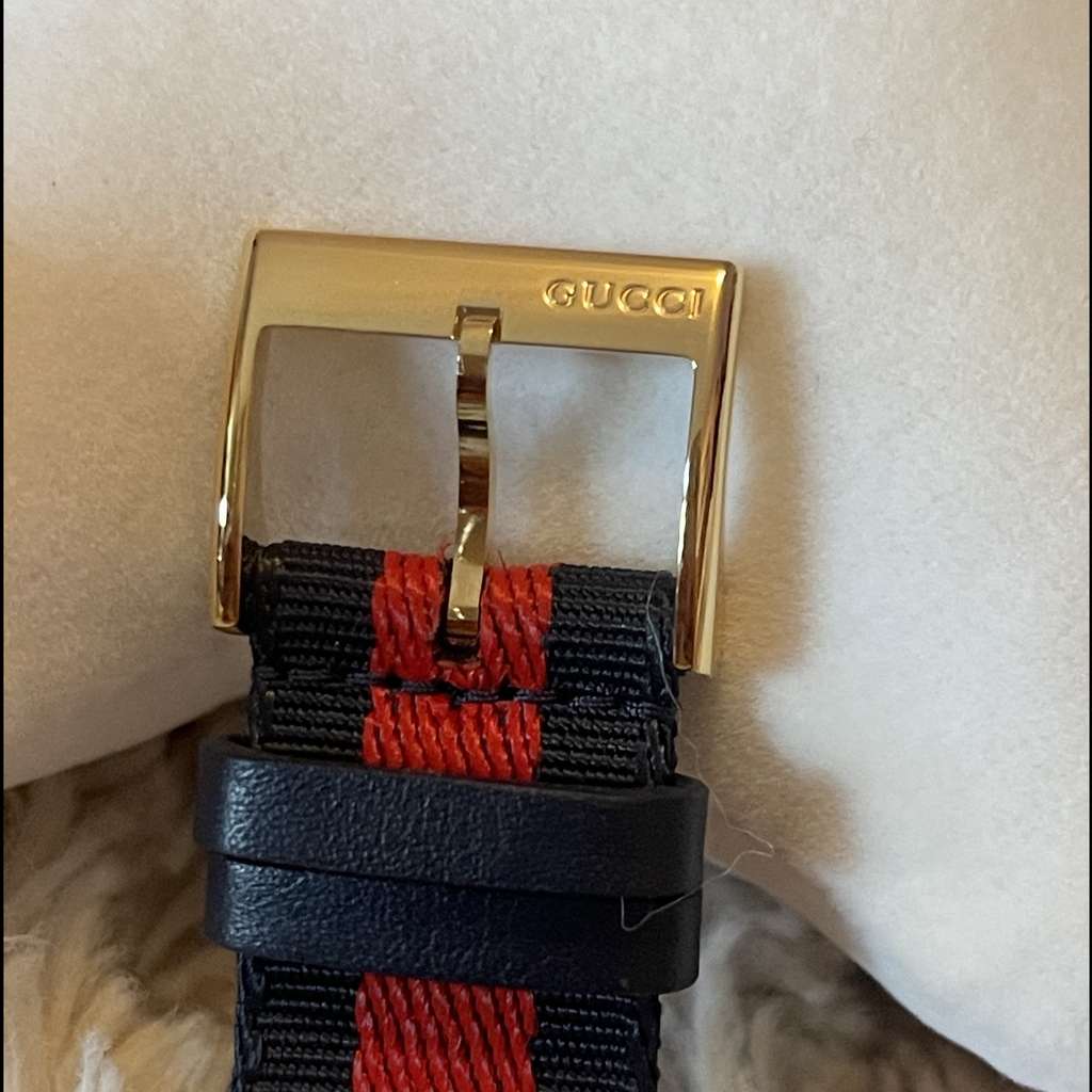 Gucci Beautiful Gucci Watch Gold Never worn - Model View