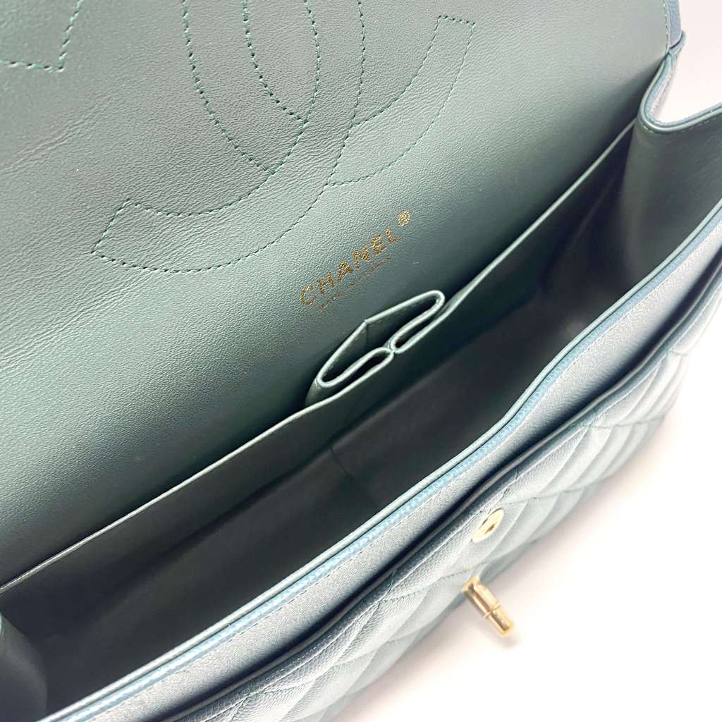 Chanel Double Flap Bag Green Leather Good condition - Model View