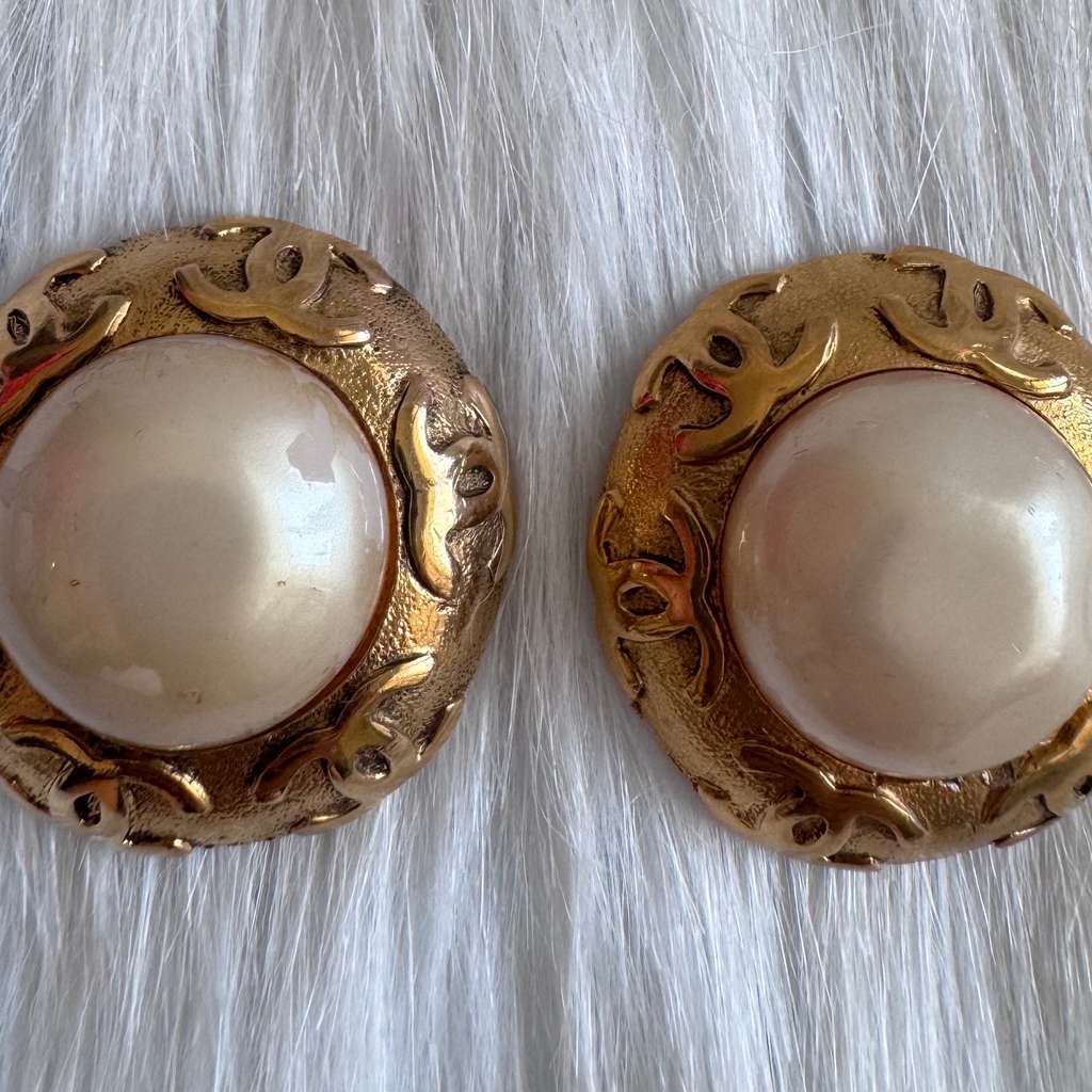 Chanel Faux Pearl CC Earrings Gold Very good - Inside View