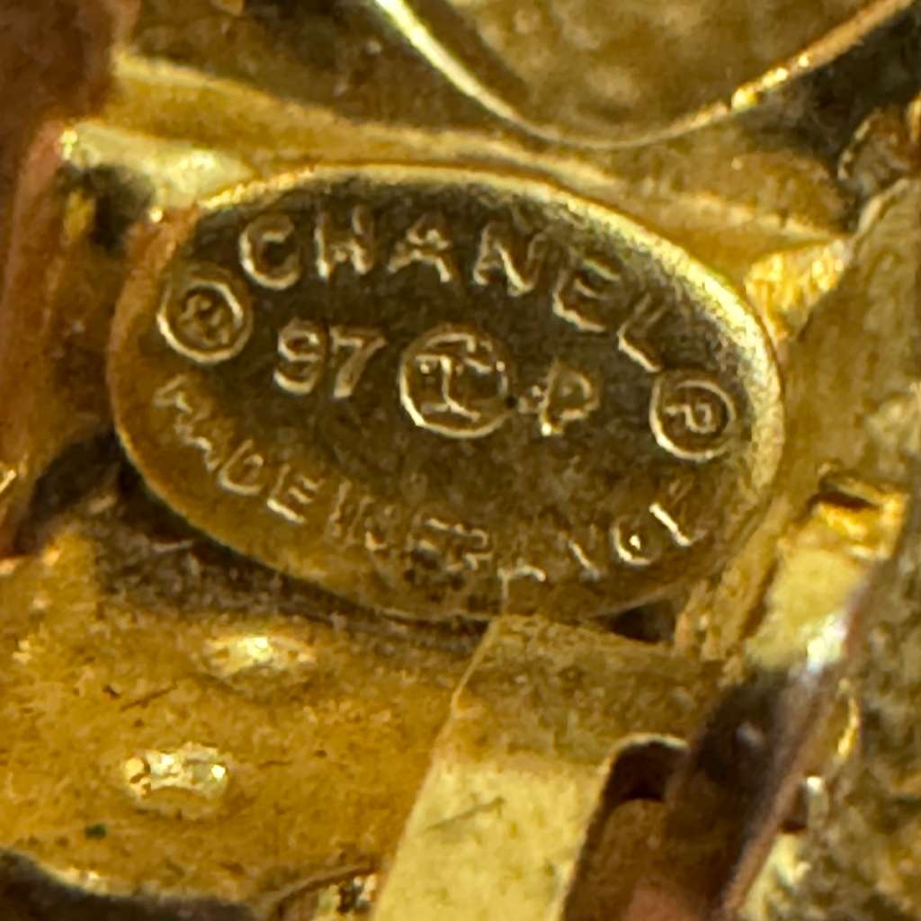 Chanel Coco Mark Clip On Gold Very good - Inside View