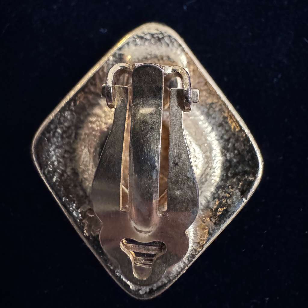Chanel Coco Mark Clip On Gold Very good - Model View