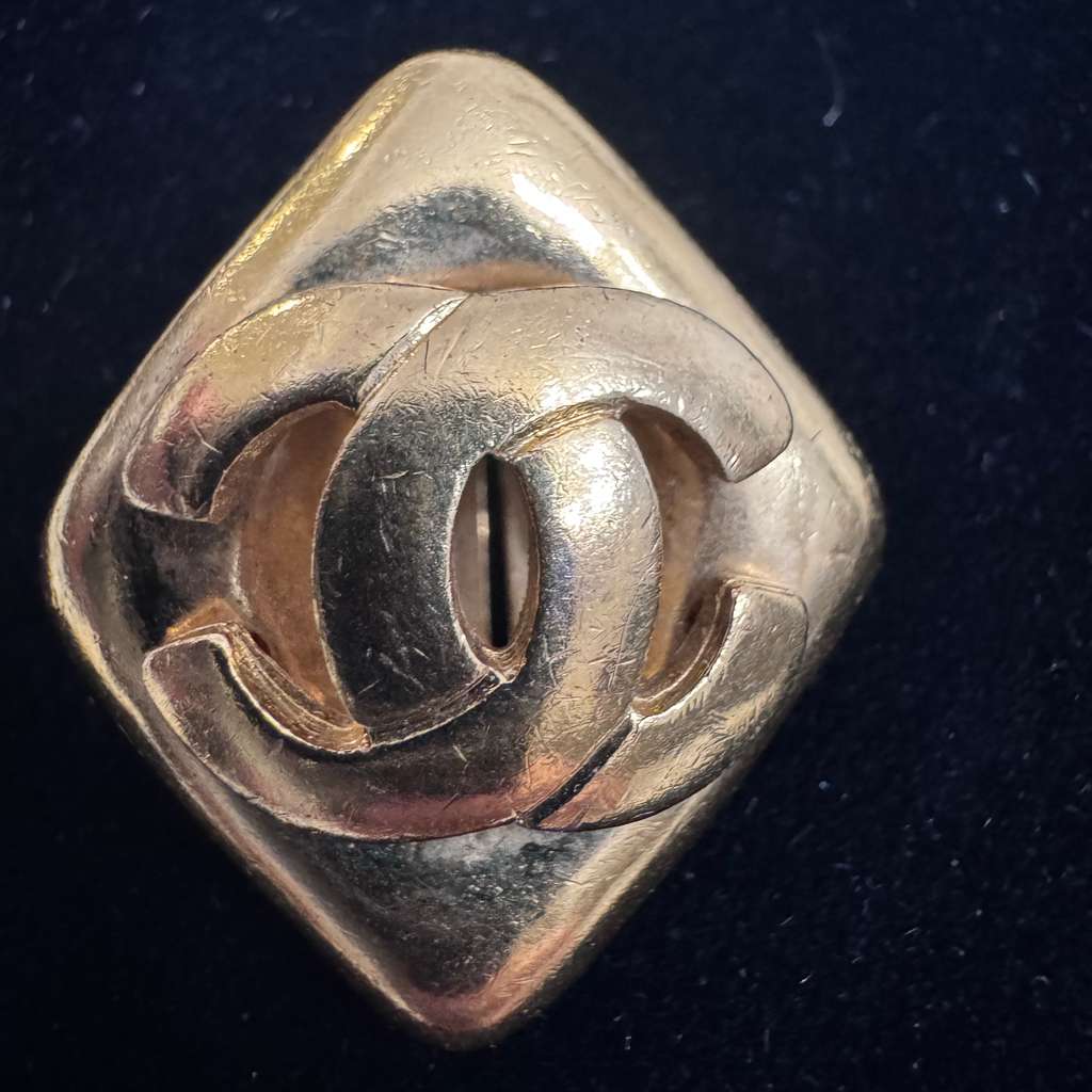 Chanel Coco Mark Clip On Gold Very good - Box View