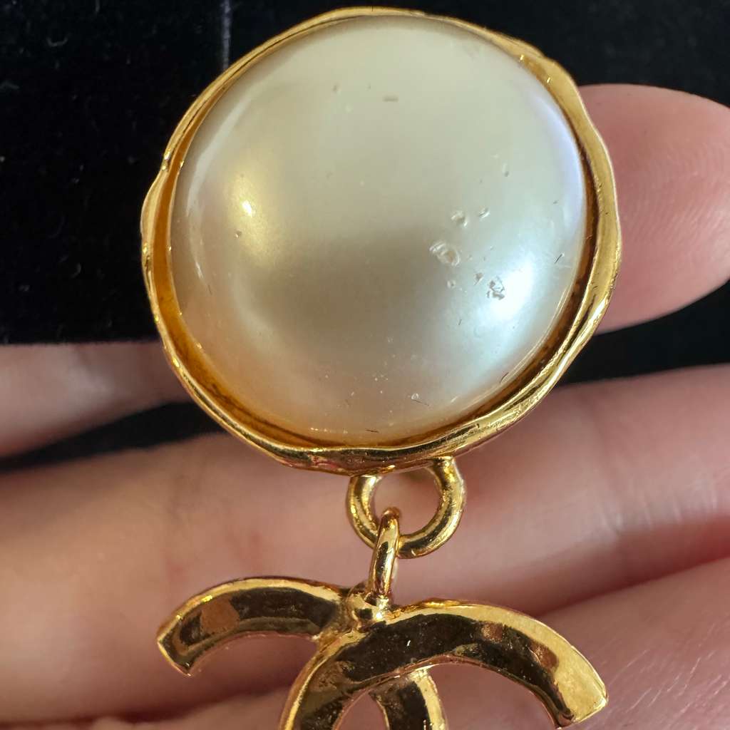Chanel CC Logo Pearl Earrings Gold Very good - Model View