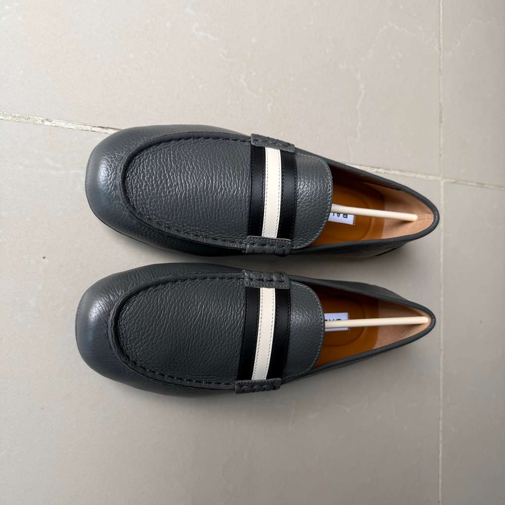 Bally Bally Loafers Grey Leather Never worn, with tag - Model View