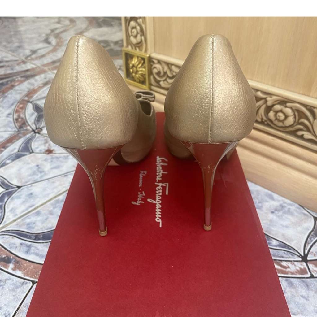 Salvatore Ferragamo Classic Collection Gold Leather Good condition - Back View