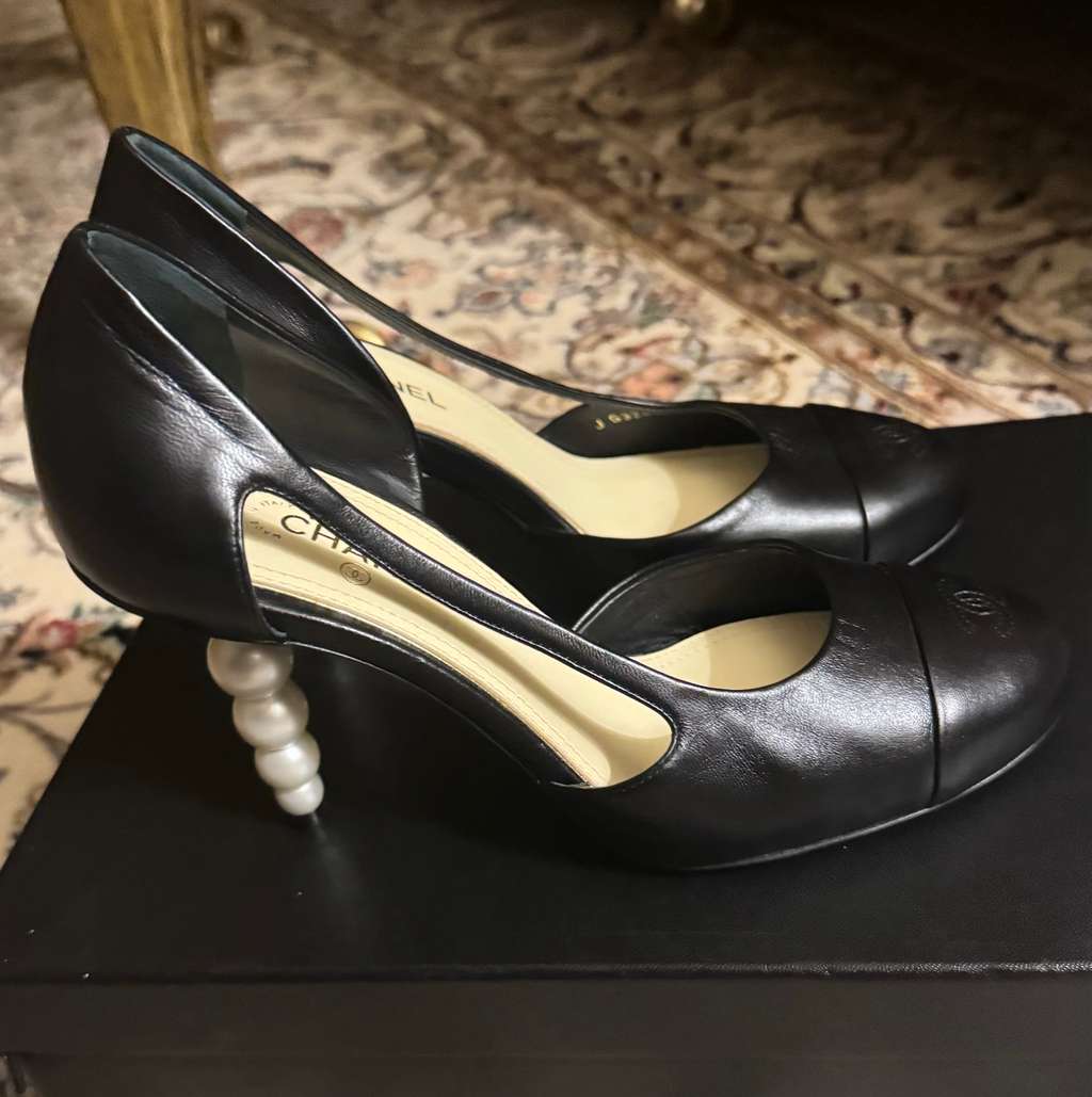 Chanel Pearl Heels Black Black Leather Never worn - Inside View