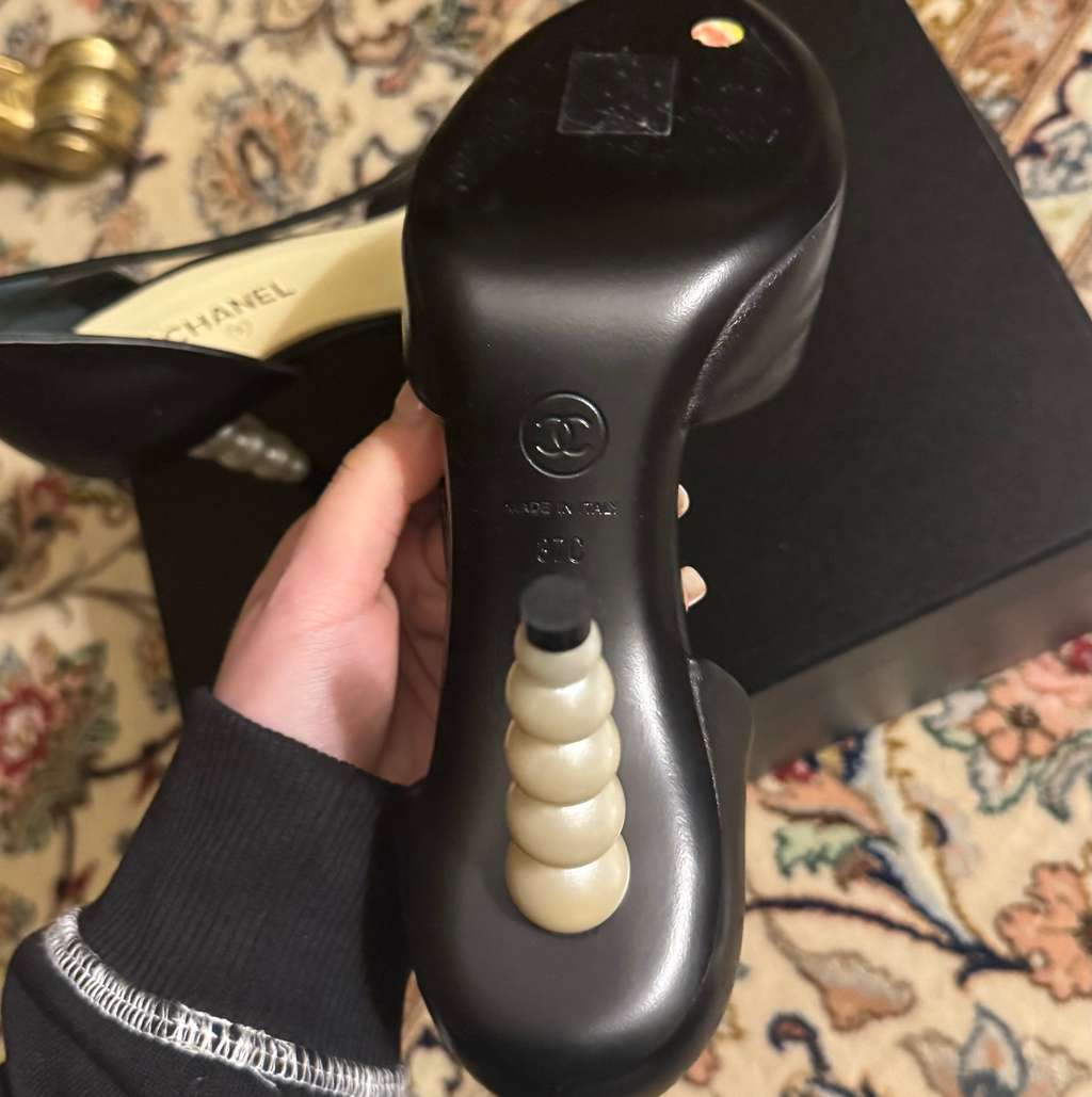 Chanel Pearl Heels Black Black Leather Never worn - Model View