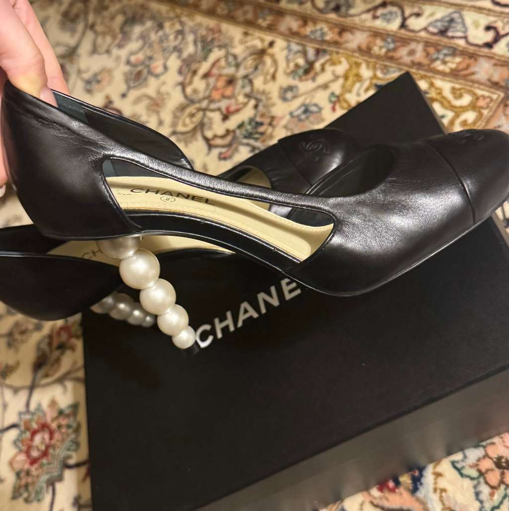 Chanel Pearl Heels Black Black Leather Never worn - Box View