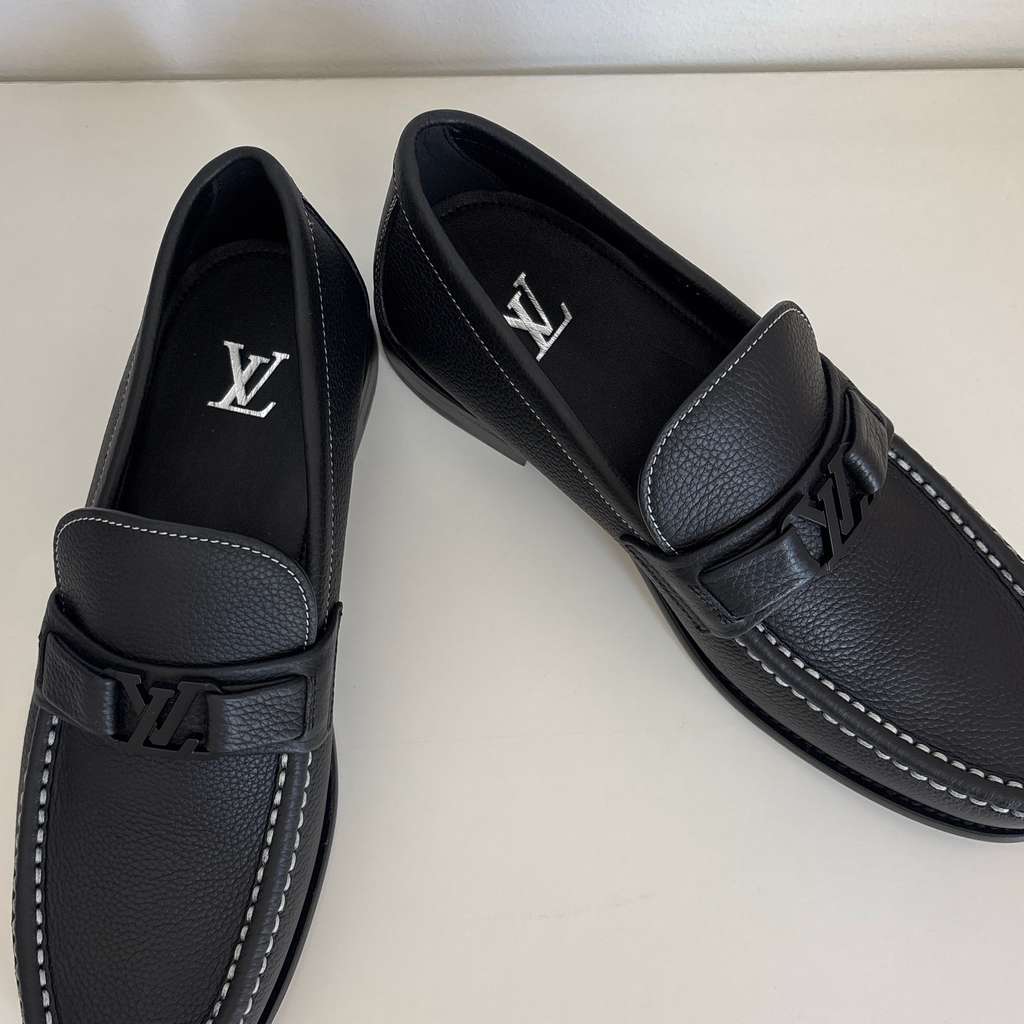 Louis Vuitton Brand New, Never Worn. Black Leather Never worn, with tag - Box View