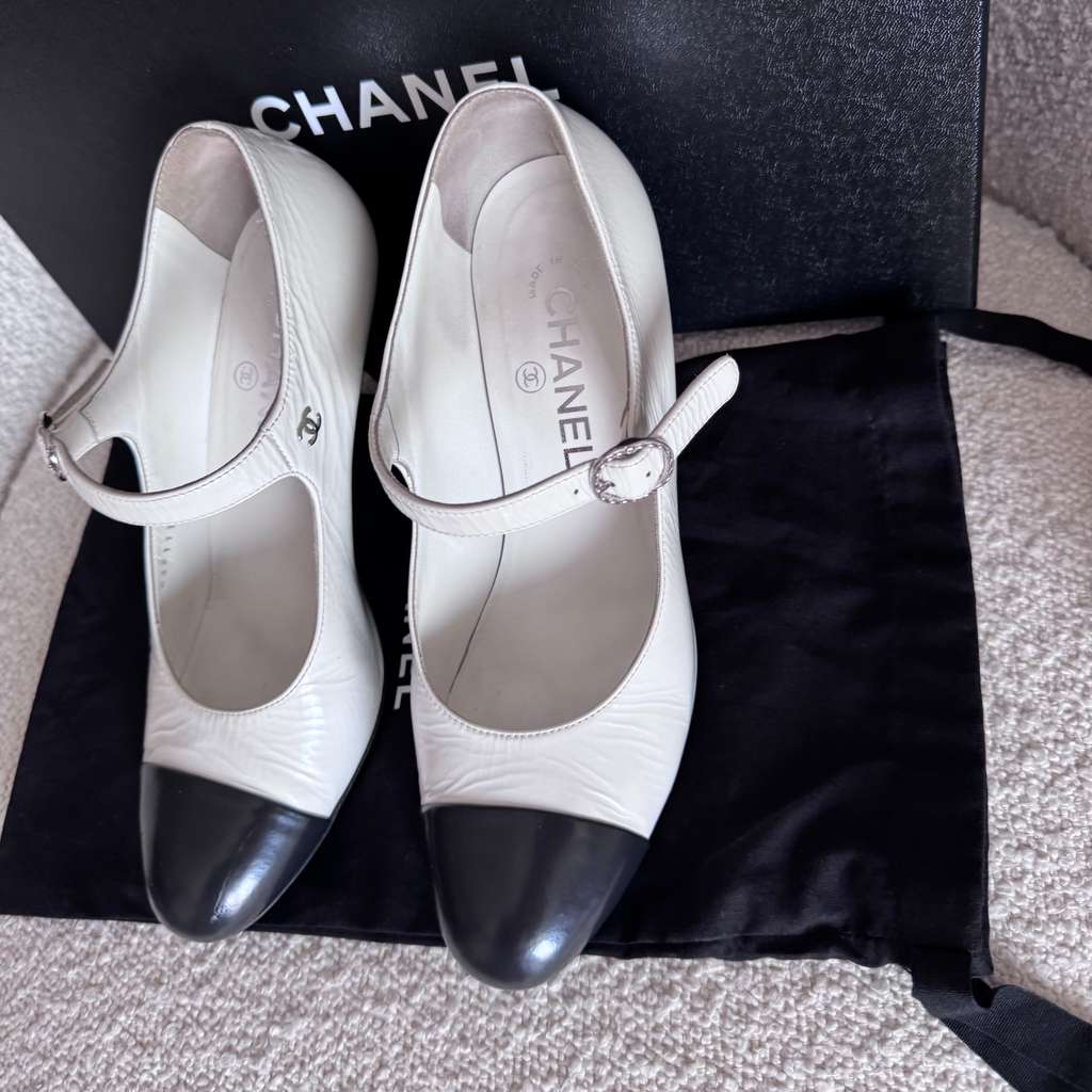 Chanel Mary Janes White Leather Very good - Box View