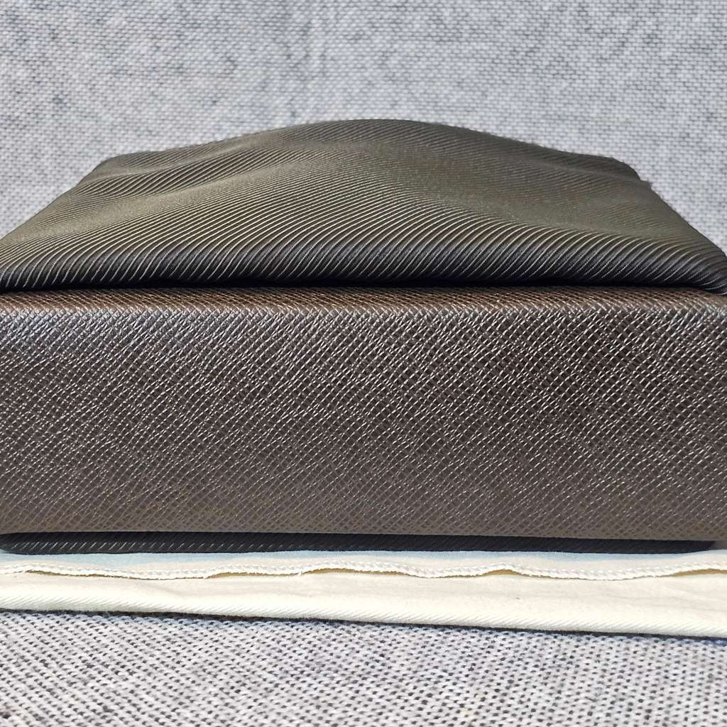 Louis Vuitton Taiga Sayan Shoulder Brown Leather Good condition - Box View