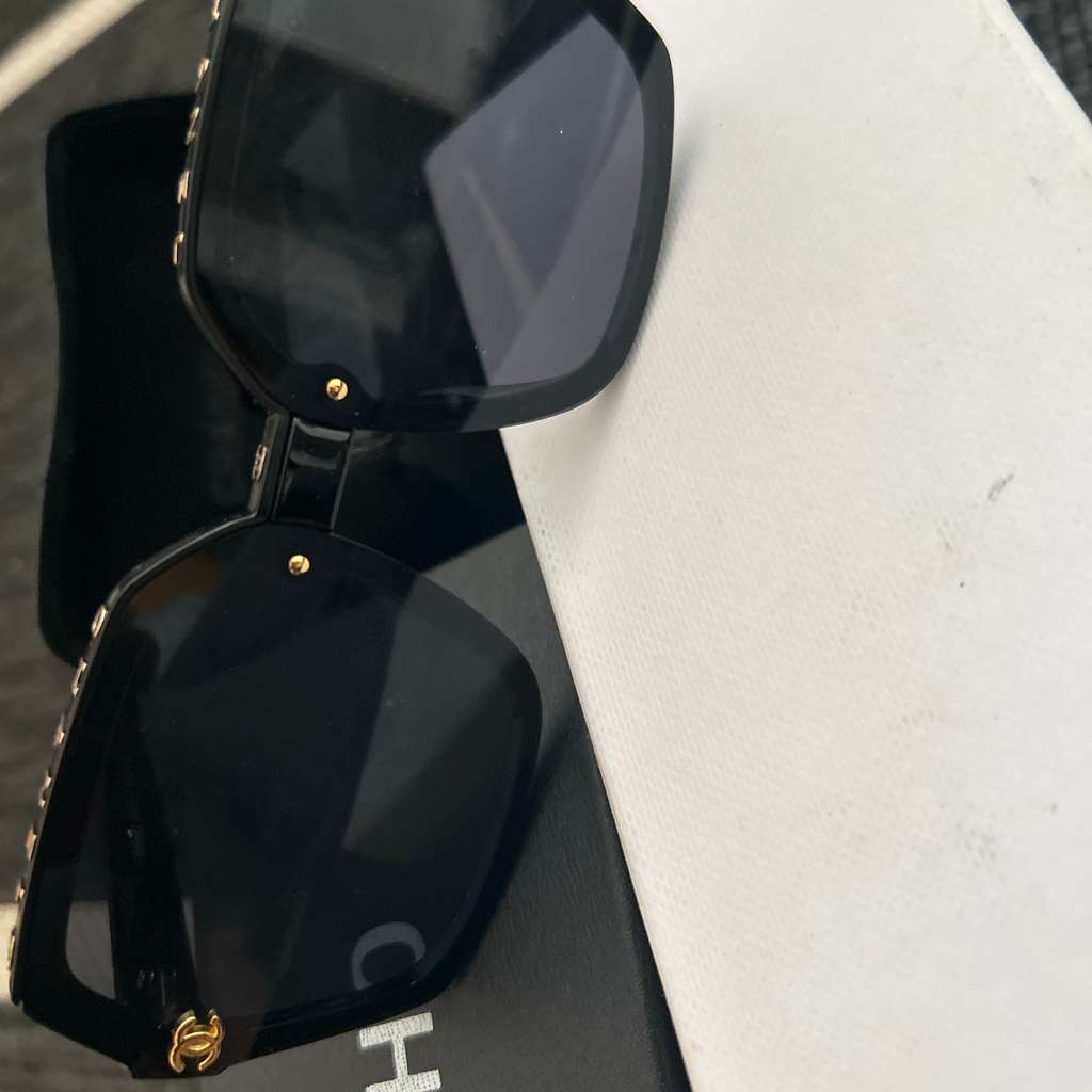 Chanel Chanel sunglasses Black Very good - Box View