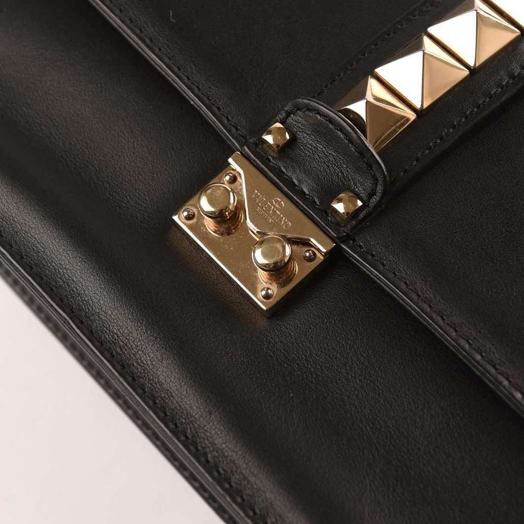 Valentino Garavani Glam Lock Bag Black Leather Metal Very good - Model View