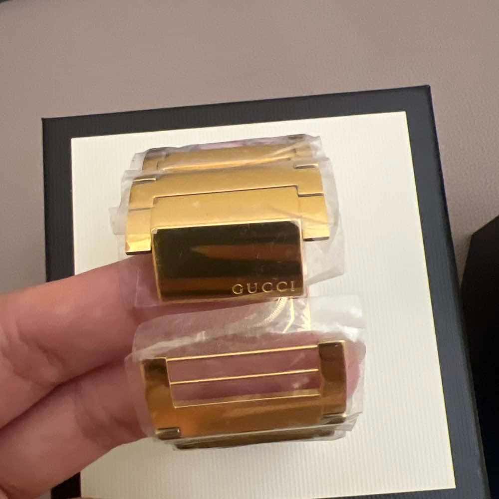 Gucci Twirl Blooms Watch Gold Never worn, with tag - Back View