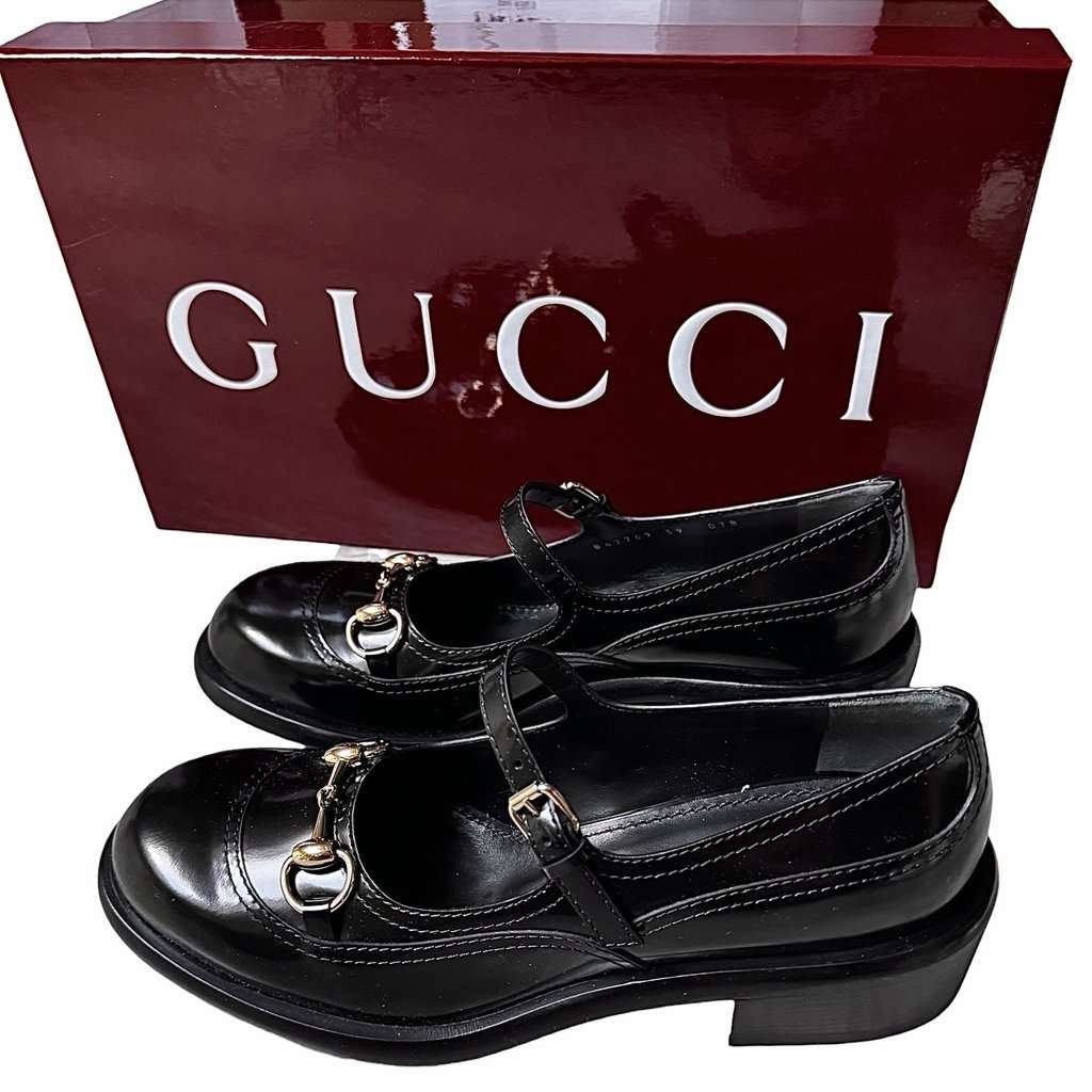 Gucci Gucci Mary Jane Black Leather Never worn, with tag - Model View