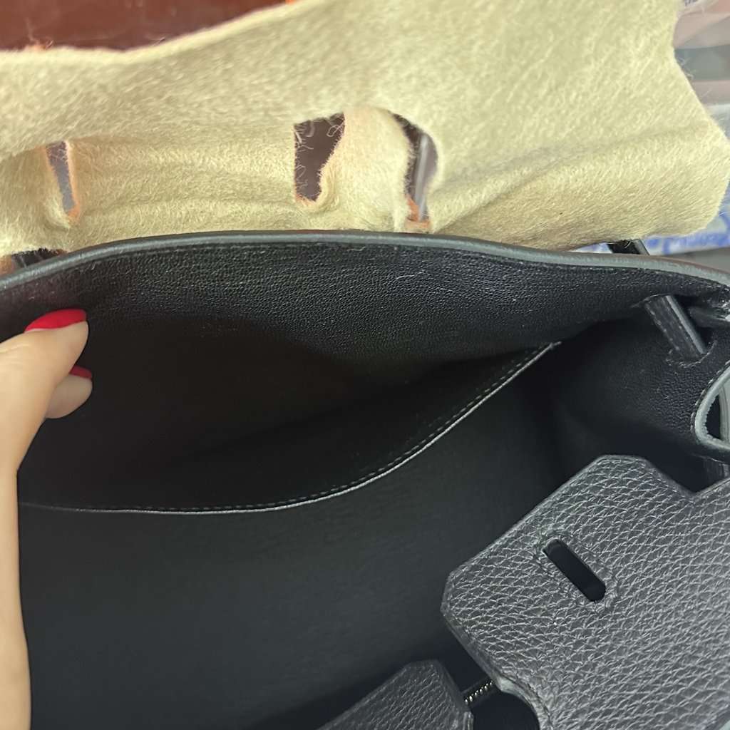 Hermès Birkin 25 Black Gold Black Leather Never worn, with tag - Model View