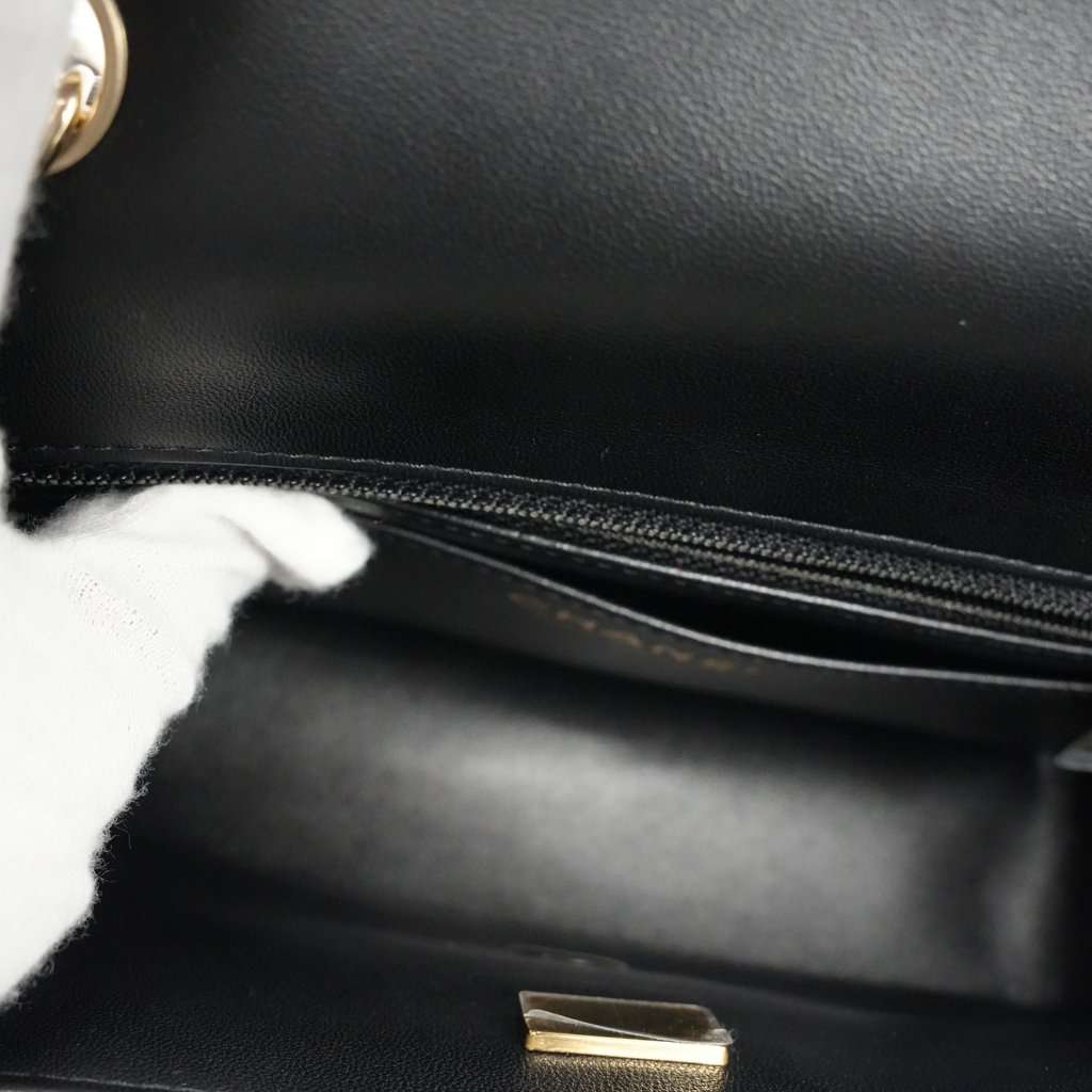 Chanel Mini 20 Classic Single Black Leather Never worn - Model View