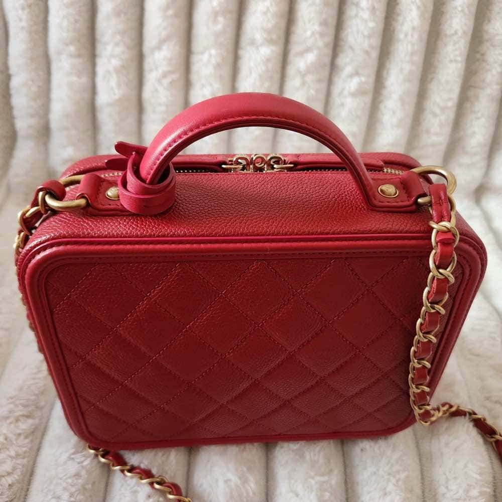 Chanel Filigree Vanity Case Red Leather Gold Very good - Inside View