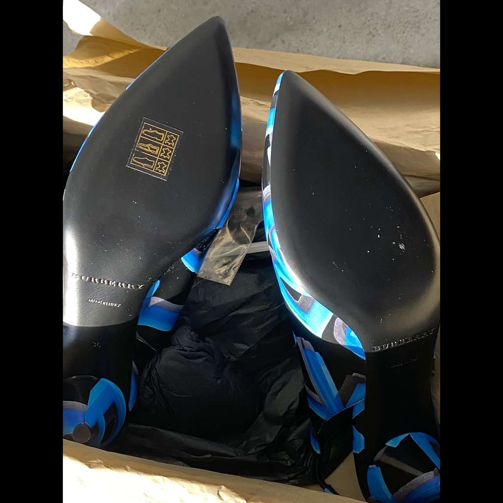 Burberry Burberry Slingback heel Blue Leather Never worn, with tag - Model View