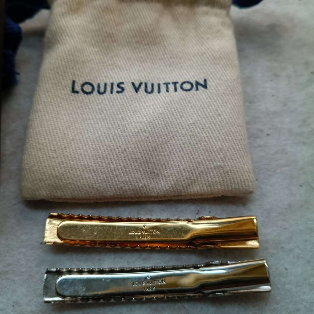 Louis Vuitton Hair clios Gold Metal Never worn - Inside View