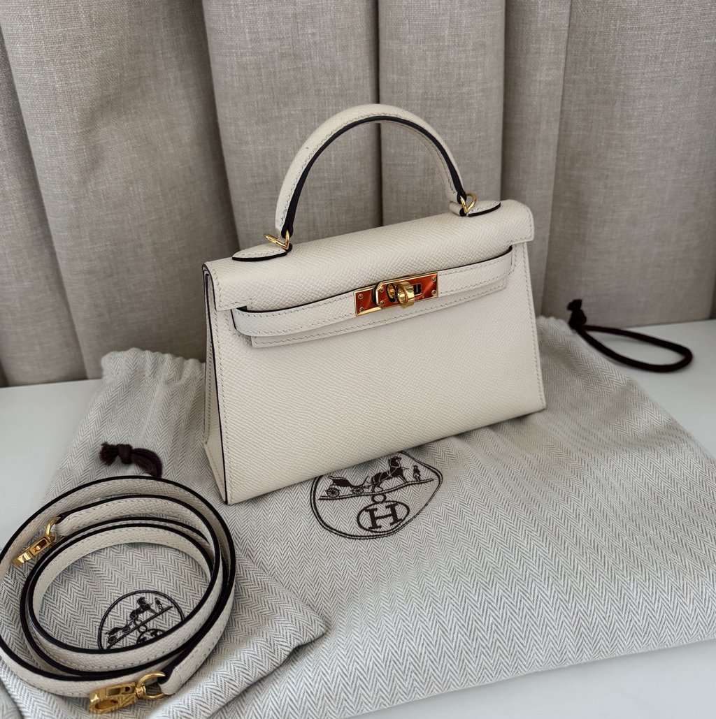 Hermès Mini Kelly White Leather Never worn - Model View