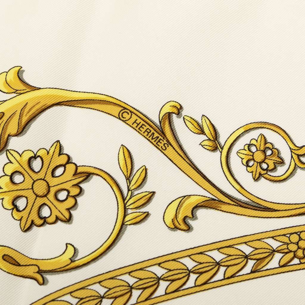 Hermès La Promenade de Longchamps Silk Scarf 90 Beige Very good condition - Model View