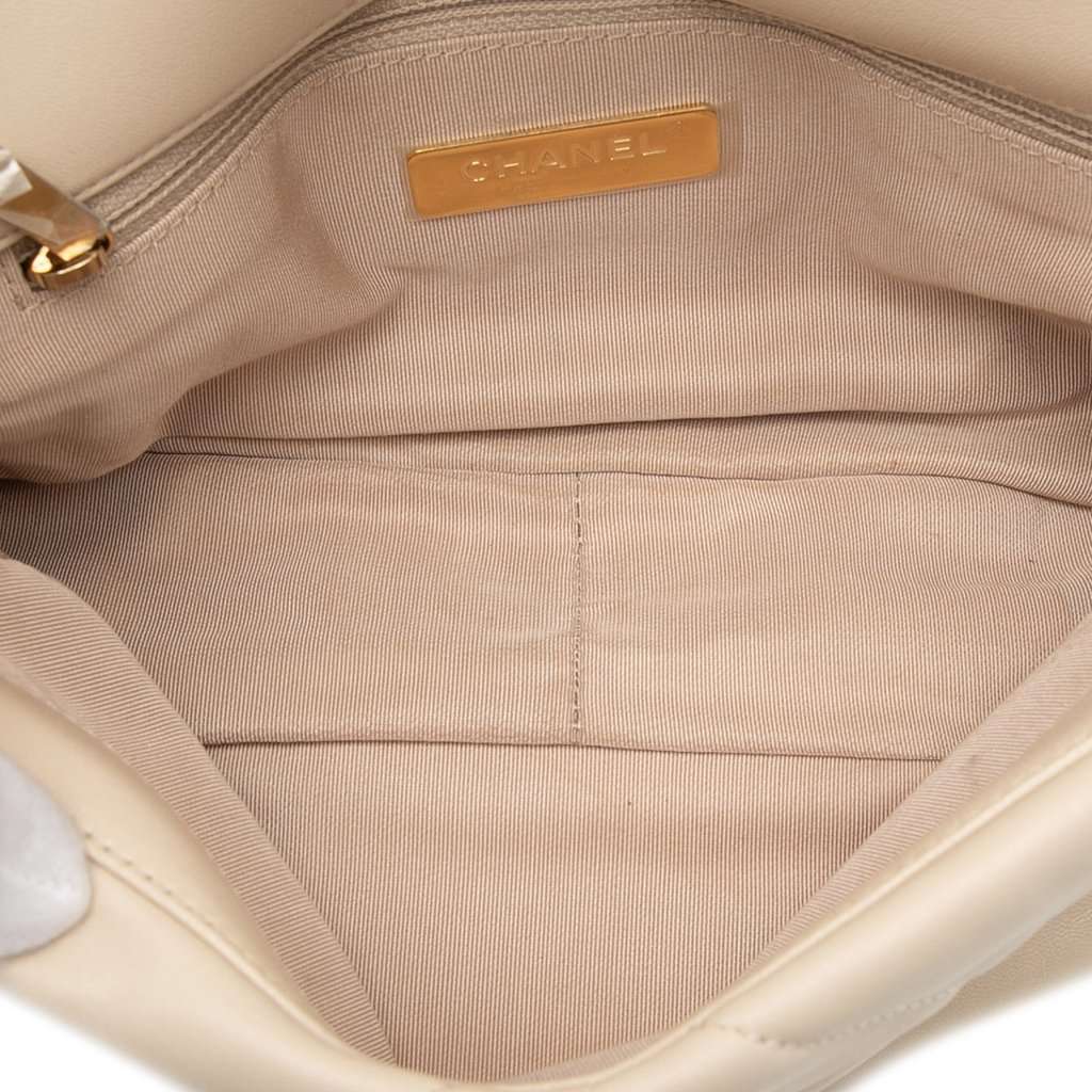 Chanel Medium Lambskin 19 Flap Brown Leather Very good condition - Model View