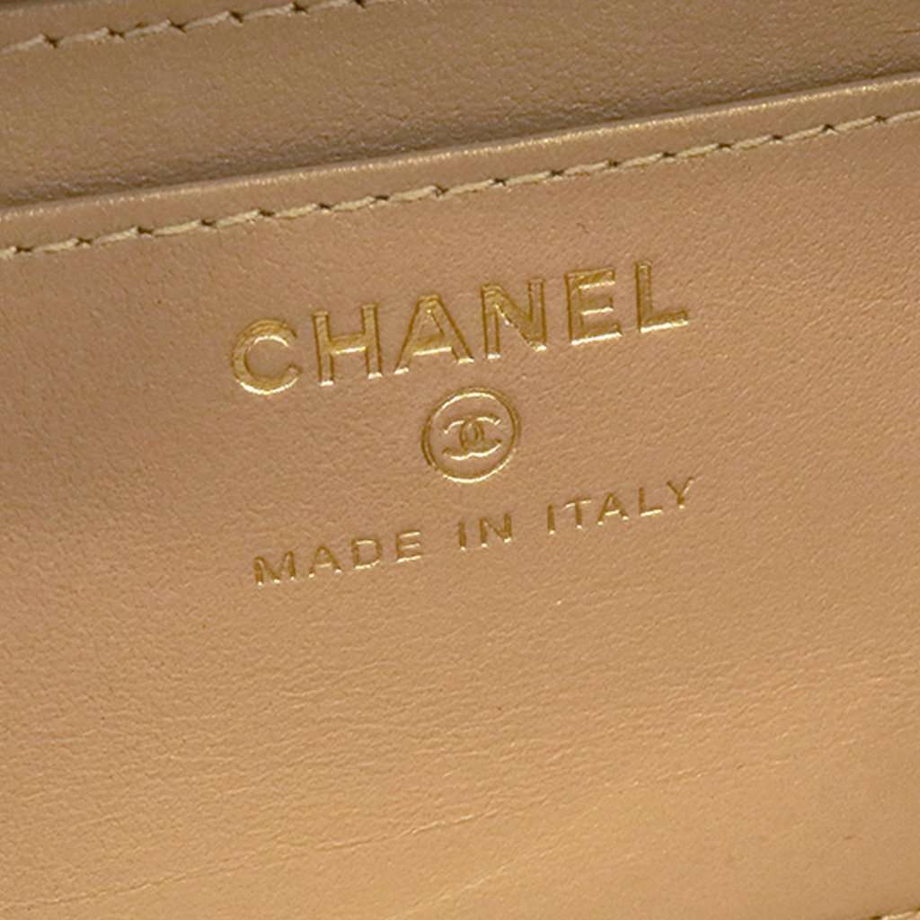 Chanel Mini CC Quilted Lambskin and Golden Plate Vanity Crossbody White Leather Very good condition - Model View
