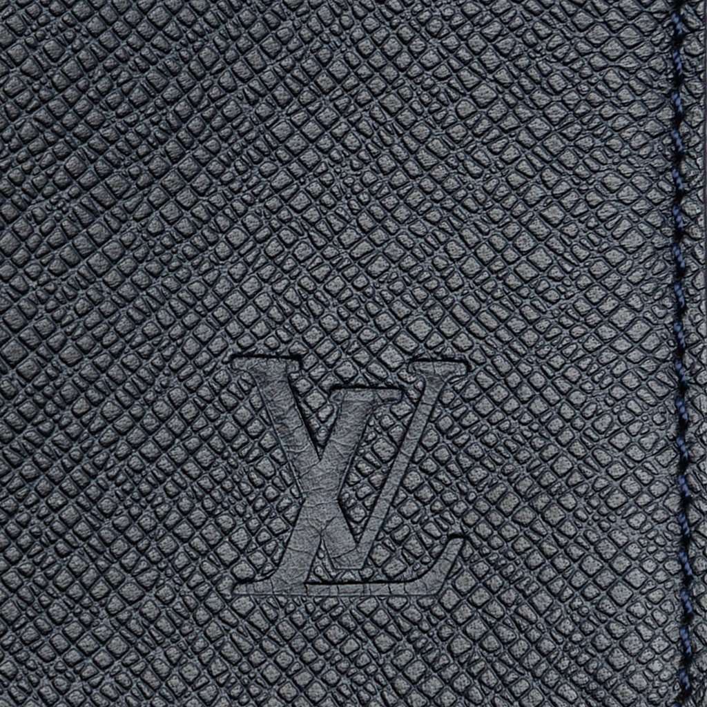 Louis Vuitton Taiga Vassili PM Blue Leather Very good condition - Box View