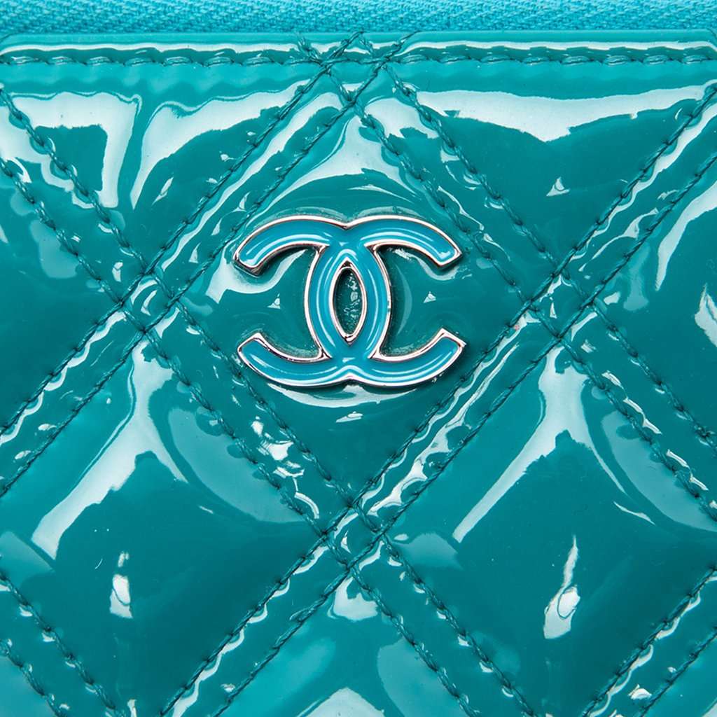 Chanel Medium Quilted Patent O Case Clutch Blue Leather Very good - Box View