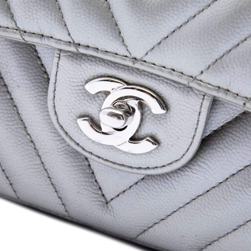 Chanel Medium Classic Chevron Metallic Caviar Double Flap Silver Leather Very good - Box View
