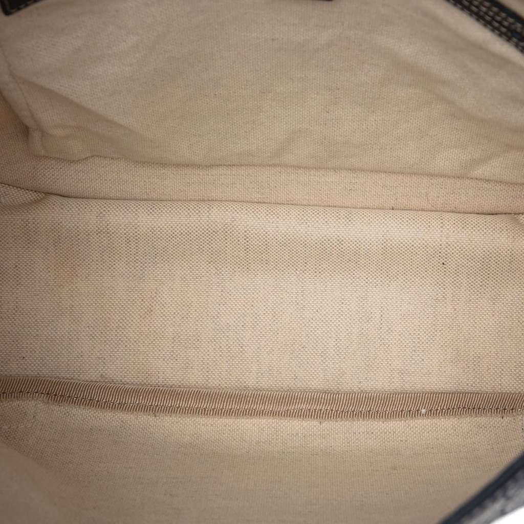 Gucci GG Supreme Crossbody Beige Very good - Model View