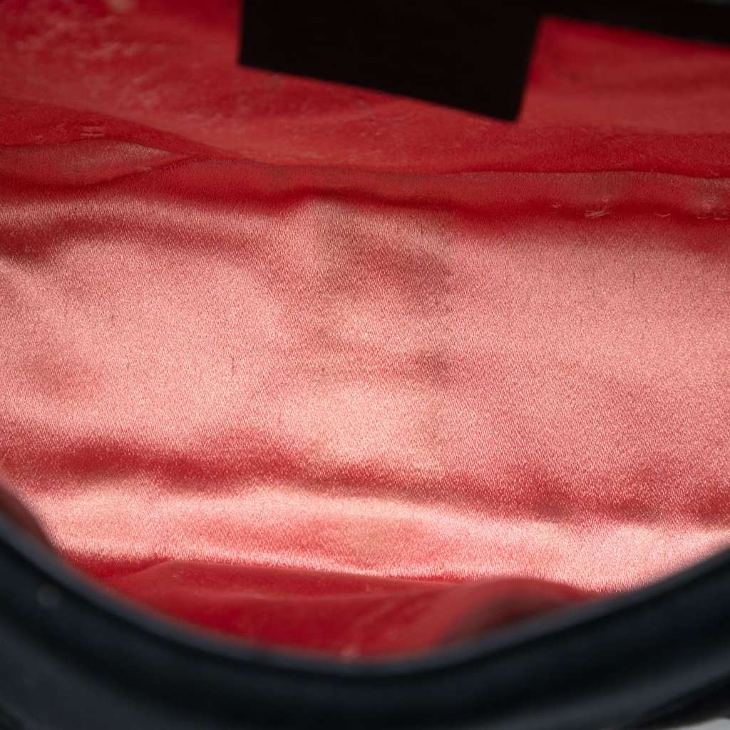 Gucci Medium GG Marmont Matelasse Velvet Shoulder Bag Black Very good condition - Model View