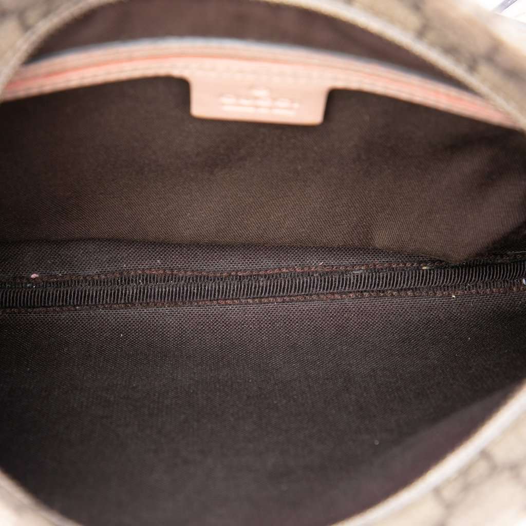 Gucci GG Supreme Crossbody Beige Very good - Model View
