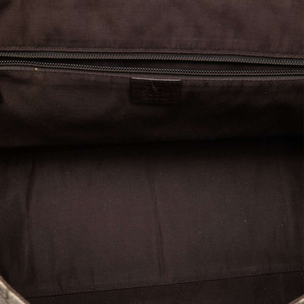 Gucci GG Supreme Crossbody Beige Very good - Model View