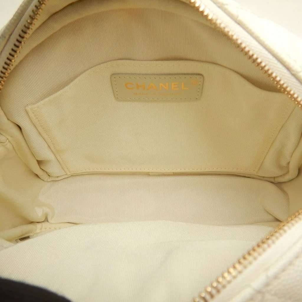 Chanel CC Quilted Caviar Day Camera Bag White Leather Very good - Model View