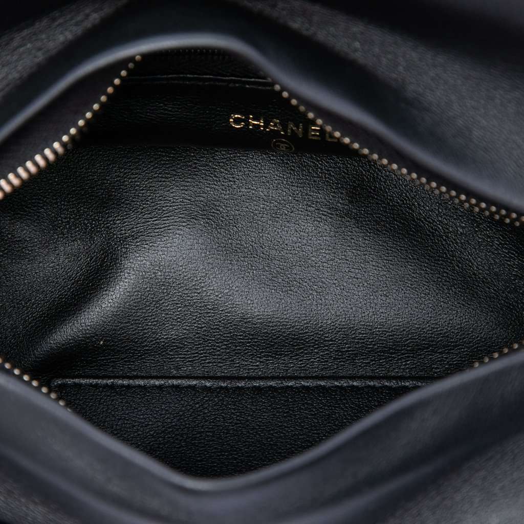 Chanel CC Quilted Velvet Crystal Wristlet Clutch Black Very good condition - Model View