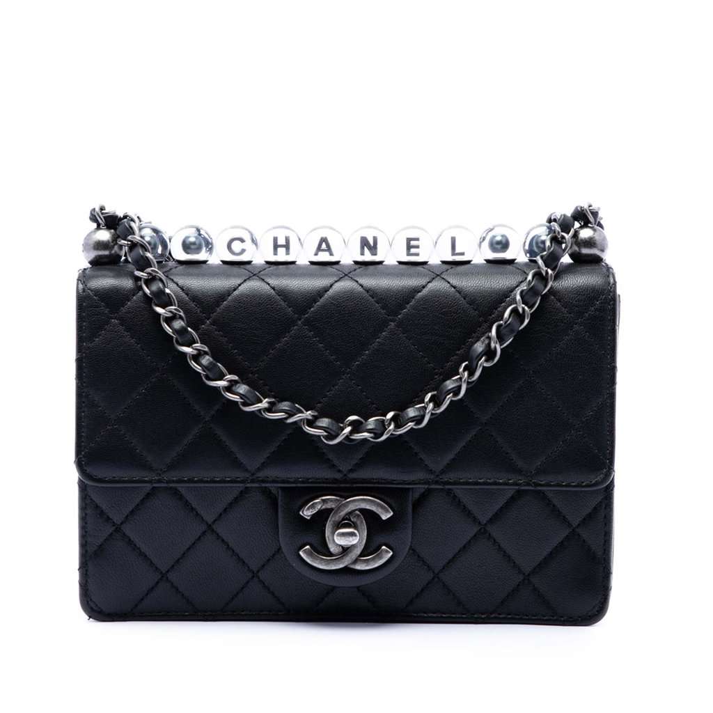 Chanel Medium Quilted Goatskin Chic Pearls Flap Black Leather Very good condition - Front View